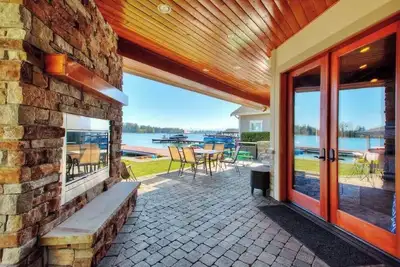 Image de ! Waterfront Cabana With Fireplace And Hot Tub!