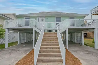 Image de Four-Bedroom House with Great View! Pool Across the Street! Hunting Island Pass!