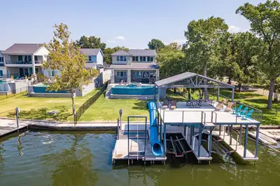 Image de Bud Lane Lakeside | Concierge Services | Promotions Available