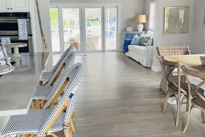 Image de Completely Renovated Keys Gem! Centrally located, Water Front, One Story!