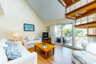 Image de Lovely home w/free WiFi/spacious patio/spiral staircase - near shops/restaurants