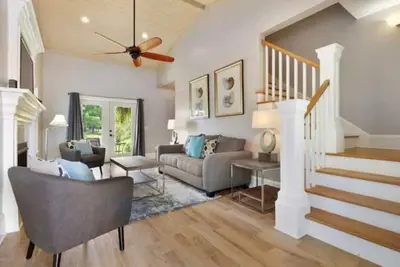 Image de Adorable House with a Backyard Duck Pond