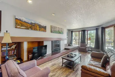 Image de Dog-Friendly Condo with Mountain Views, a Shared Indoor Pool, & a Hot Tub