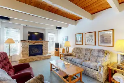 Image de Two-story condo near Mammoth Mountain with balcony & gas fireplace