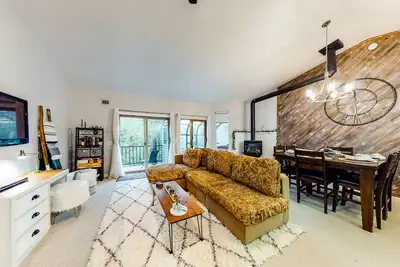 Image de Marvelous & elegant two-story condo w/mtn views, private hot tub, gas fireplace