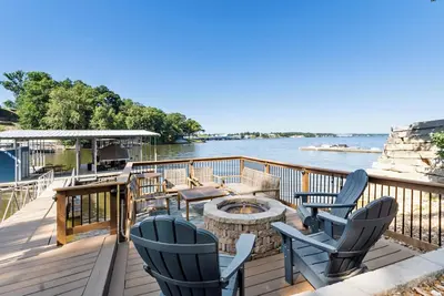 Image de Trendy Lake House w/Dock, Hot Tub, Fire Pit, Martini Deck, Bar&Grill Room