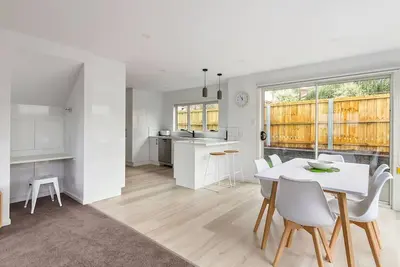 Image de Contemporary with Courtyard by Sandy Bay Delights