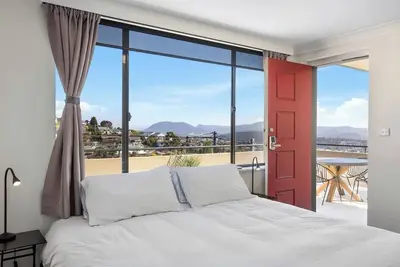 Image de Penthouse Style Pad Breathtaking Panoramic Views