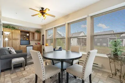 Image de Beautiful Golf Condo with Spacious Sunroom & Indoor Pool Access