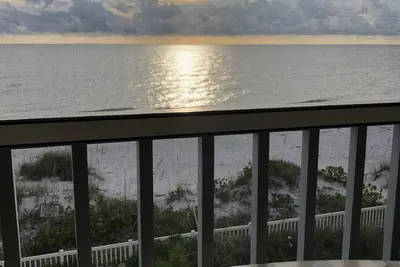 Image de Fully updated Direct Beachfront 2 bed, 2 full bath condo w/heated beachside pool