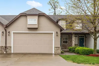 Image de 3 Bedroom, 2. 5 Bathroom Townhouse with Attached Two-Car Garage & Patio with Grill