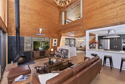 Image de Designer cabin w/ sauna & hot tub 1 mile from Bear mountain