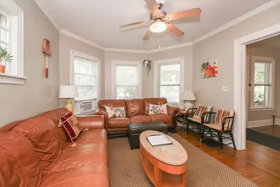 Image de Nice Getaway ★ Hip Area ★ Near Downtown & Edgewater Beach ★ Century Home