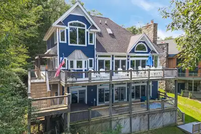 Image de Jewel in Paradise: Lakefront, Dock, Hot Tub, Fire Pit!