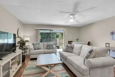 Image de Cozy, Comfortable Condo Close to Pensacola Beach!