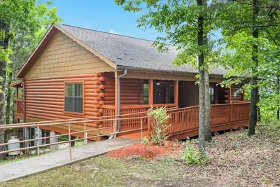 Image de Cozy Walk-in Cabin with Fireplace, Jacuzzi, and Private, Covered Balcony
