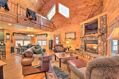 Image de WoodHaven: Secluded Creekside Cabin | Blue Ridge, Ga | Hot Tub & Modern Comforts