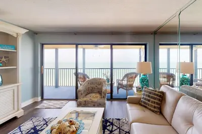 Image de Top floor beachfront unit at premier building
