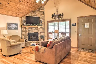 Image de Screened Deck: Cozy Branson West Cabin!