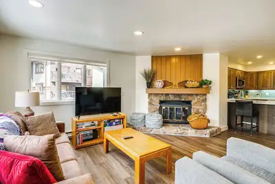 Image de Hot Tub Access: Bright Breckenridge Condo