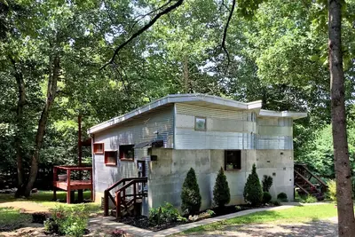 Image de One of a kind cabin in the woods. Quiet and private but close to everything.