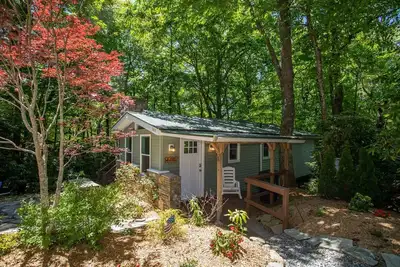 Image de Cozy Cottage - Located on App Ski Mtn Lower level game room, Firepit