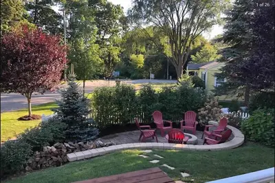 Image de ★Flip Flop Cottage★ Fire Pit • 7min walk to beach • Family & Pet Friendly!