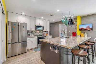 Location! Location! Pool & Hot Tub Oasis, Hammock Escape
