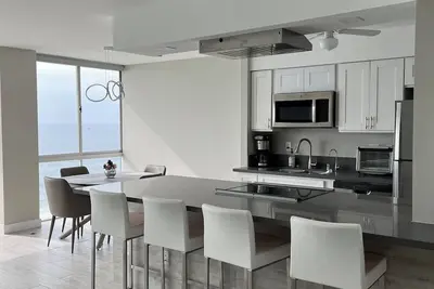 Image de Dream Luxury Condo with Ocean Front View. Fully remodeled, brand new! !