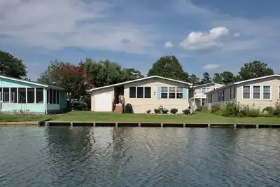 Image de Beach House with a lake.