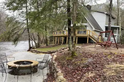Image de Riverfront Chalet - fantastic riverfront lot!