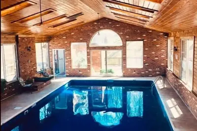 Image de Red Rooster: Heated Indoor Pool