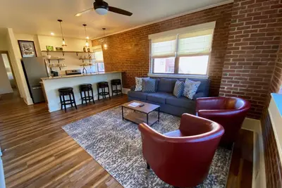 Image de Main Street Retreats 102 - Brand New Downtown Apt. 102