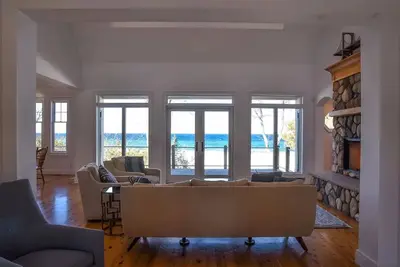 Image de Lake Michigan Luxury Lake House with 5 private bedroom suites