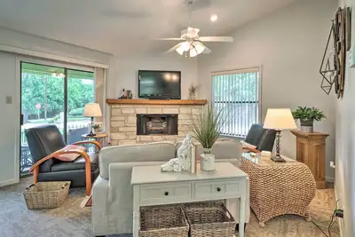 Image de Chic Couple’s Retreat: Well-Appointed Salado Home!