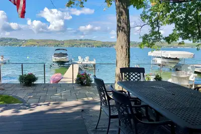 Image de Lake Effect - Lake Front Living, close to restaurants, shopping and Cmac