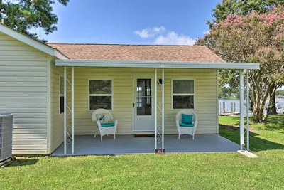Image de Romantic Waterfront Abode with Patio & Dock!