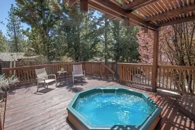 Image de Wren's Hollow: Luxury Cabin in Prime Big Bear Lake Location! 🐻