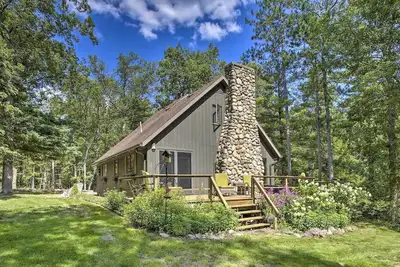Image de Tranquil Riverside Home w\/ Wraparound Deck & Views