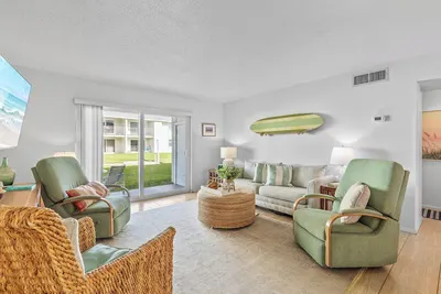 Image de Listen to the Crashing Waves from this Ground-Floor, 2/2 Getaway!