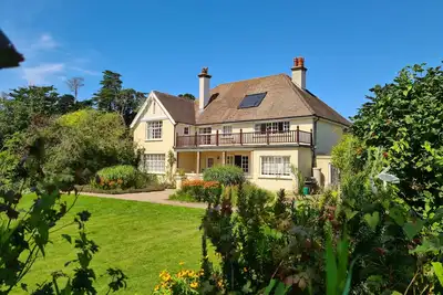 Image de 5-bed house: pool, tennis court, walk to beach, 10 acres