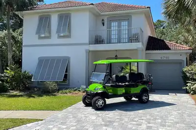 Image de Private Pool, 6 passenger Golf Cart, and 4 bikes! Ev charger on site!