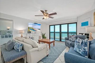 Image de Luxury direct oceanfront corner penthouse with heated pool and garage parking