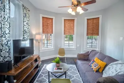 Image de Stunning 2br/1ba Historic Pad Few Steps Downtown