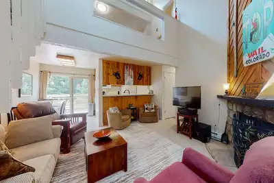 Image de Adorable mountain retreat w/ private balcony, wood-burning fireplace, & more