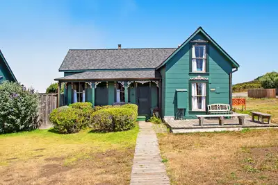 Image de Spectacular home with stunning views, decks, fireplaces, sauna, & fast WiFi