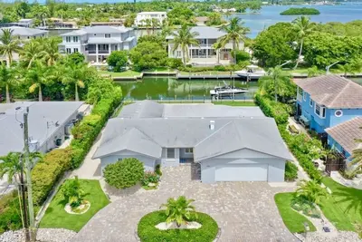 Image de Beach Bungalow: Pet Friendly, Best Canal, Dock, Beach, Pool. Renovated in 2025