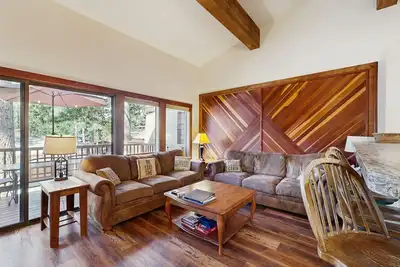 Image de Inviting condo with wood fireplace & grill, sleeps 8