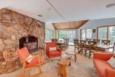 Image de White Mountain Escape w\/ Separate In-Law Suite!