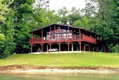 Image de \"Firefly on the Current\" Gorgeous Riverfront Modern Cabin on Current River